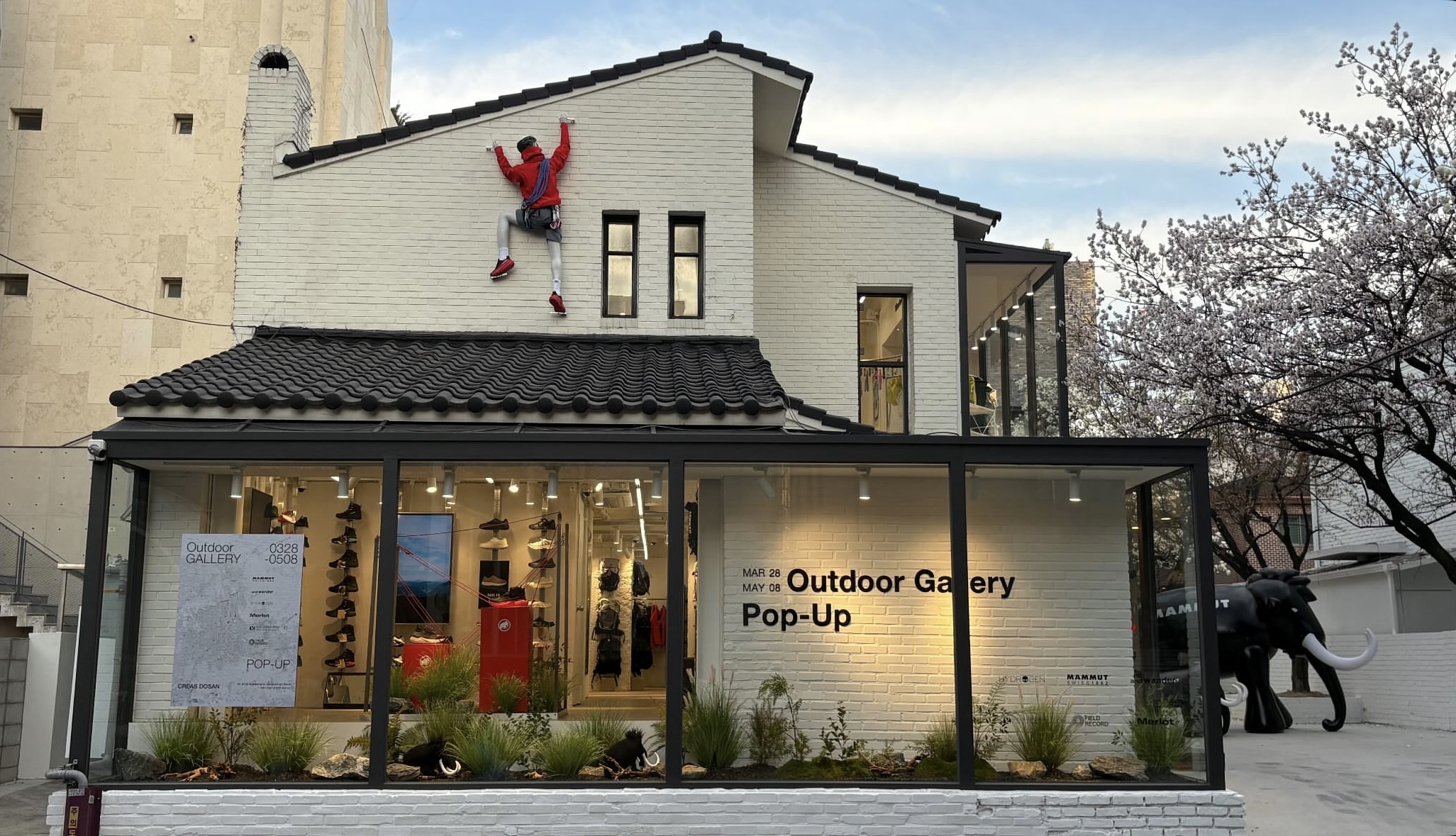 핫한 6개 아웃도어 브랜드 한 곳에 모였다!  압구정에 문 연 ‘아웃도어갤러리’ 팝업스토어에 시선집중