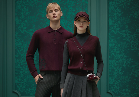 세인트앤드류스, 클래식 감성을 담은 버건디 커플 스타일링 인기!